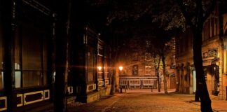 Jaka lampa nad lustro?