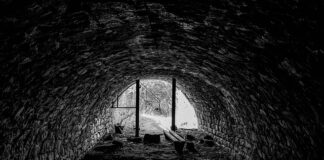 Czym wypełnić szczeliny między ościeżnicą a ścianą?