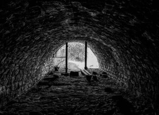 Czym wypełnić szczeliny między ościeżnicą a ścianą?