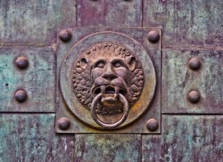 Z czego składa się klamką do drzwi?