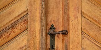 Jak dobrać okucia do drzwi?