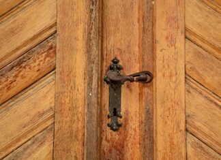 Jak dobrać okucia do drzwi?
