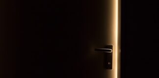 Jaka powinna być szczelina między drzwiami a podłogą?