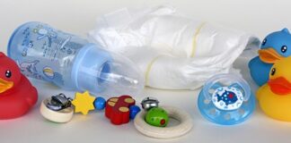 Jak przymocować łańcuszek do torebki?