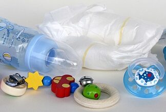 Jak przymocować łańcuszek do torebki?