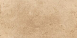 Którą stroną kładzie się papier do pieczenia na blachę?