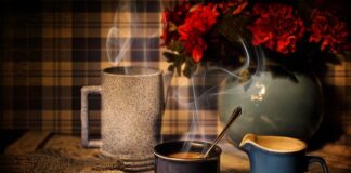 Po której stronie stawia się szklanki?