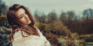 Jak usunąć włosy z kółek fotela?