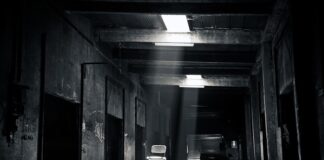 Jak prawidłowo ustawić krzesło przy biurku?