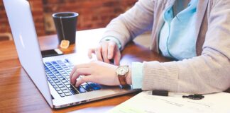 Co bardziej opłaca się kupić komputer czy laptop?