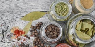 Jak długo trzymać słoiki do góry dnem?